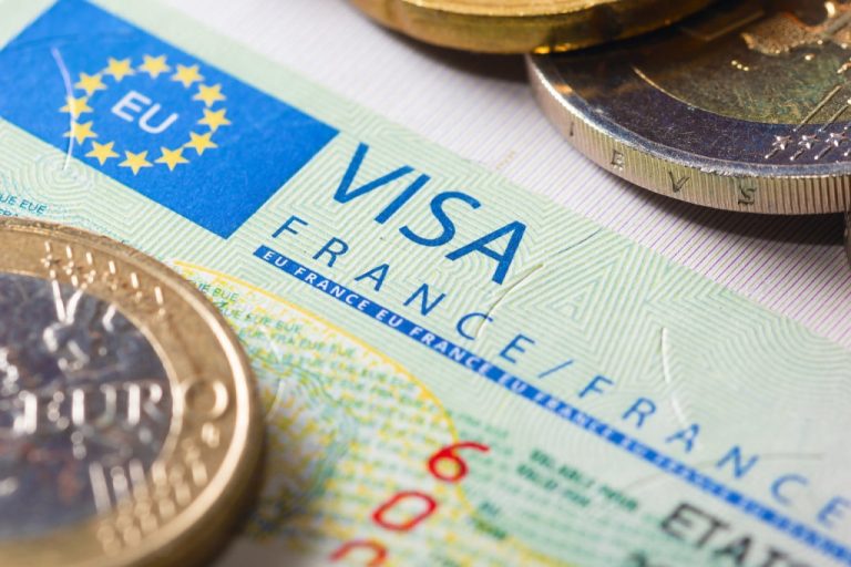 فرنسا تهدد بتقييد التأشيرات ردًا على رفض ترحيل المهاجرين الجزائريين
