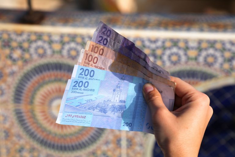 ارتفاع الدرهم مقابل الدولار