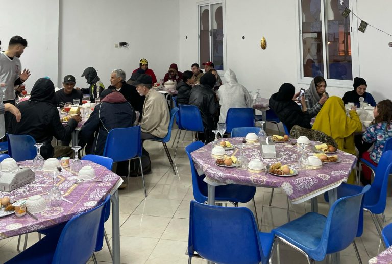 مائدة إفطار جماعية بحي القصبة : مبادرة خيرية تعزز التكافل في شهر رمضان